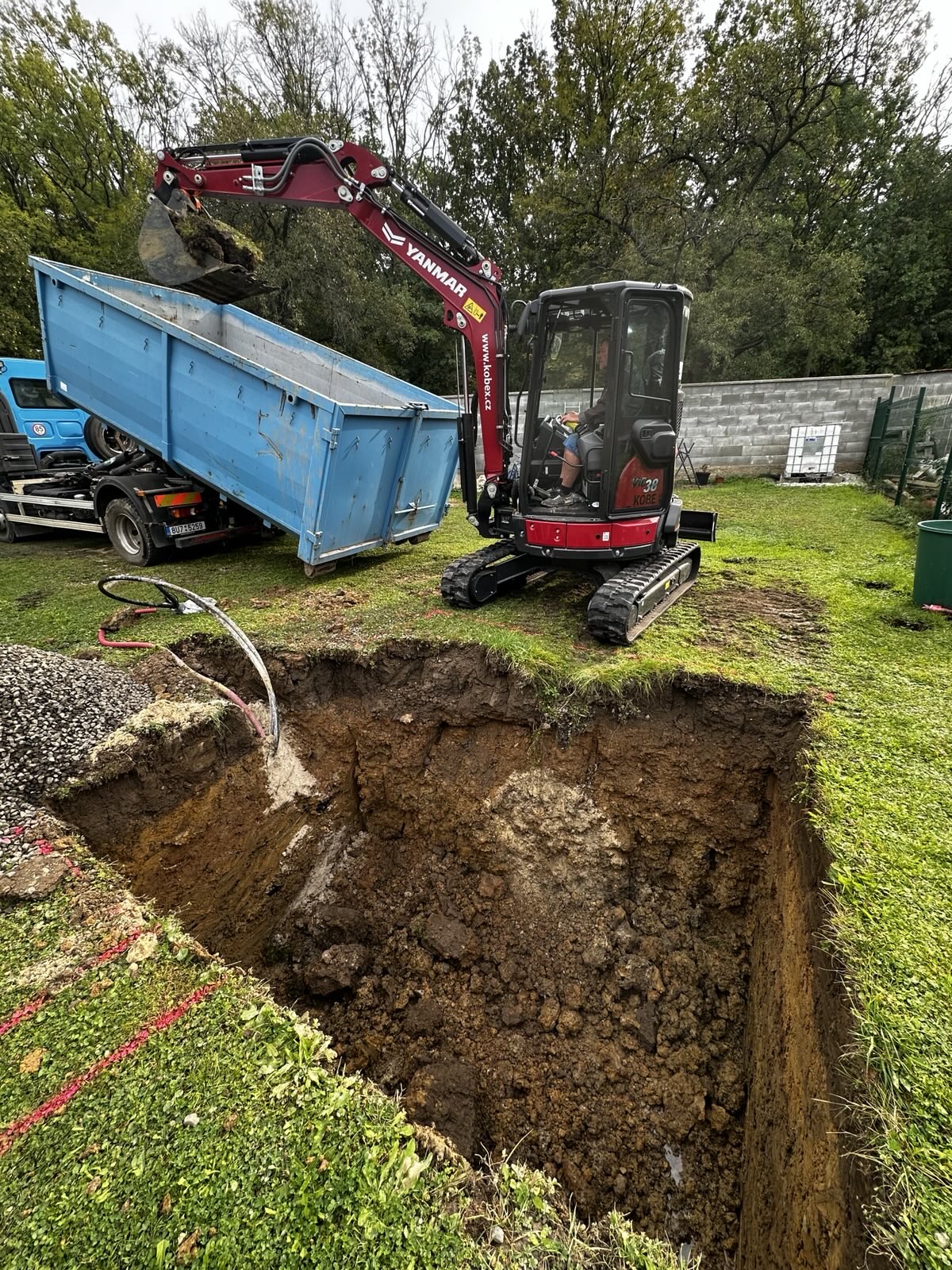 Bagr nakládá kontejner – zemní práce